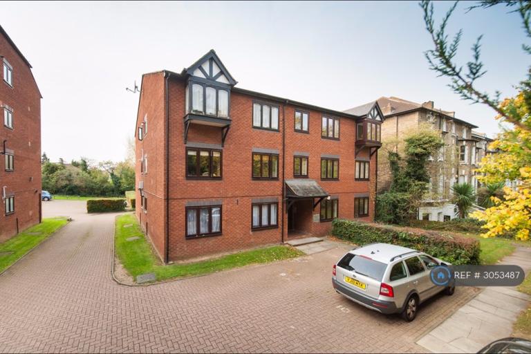 Flat Burnt Ash Hill in Greater London