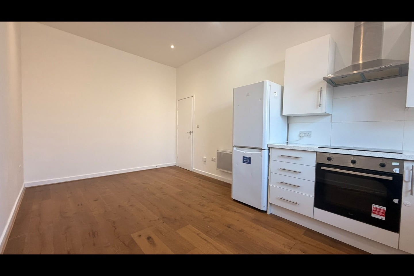 Flat Tooting High Street in Greater London