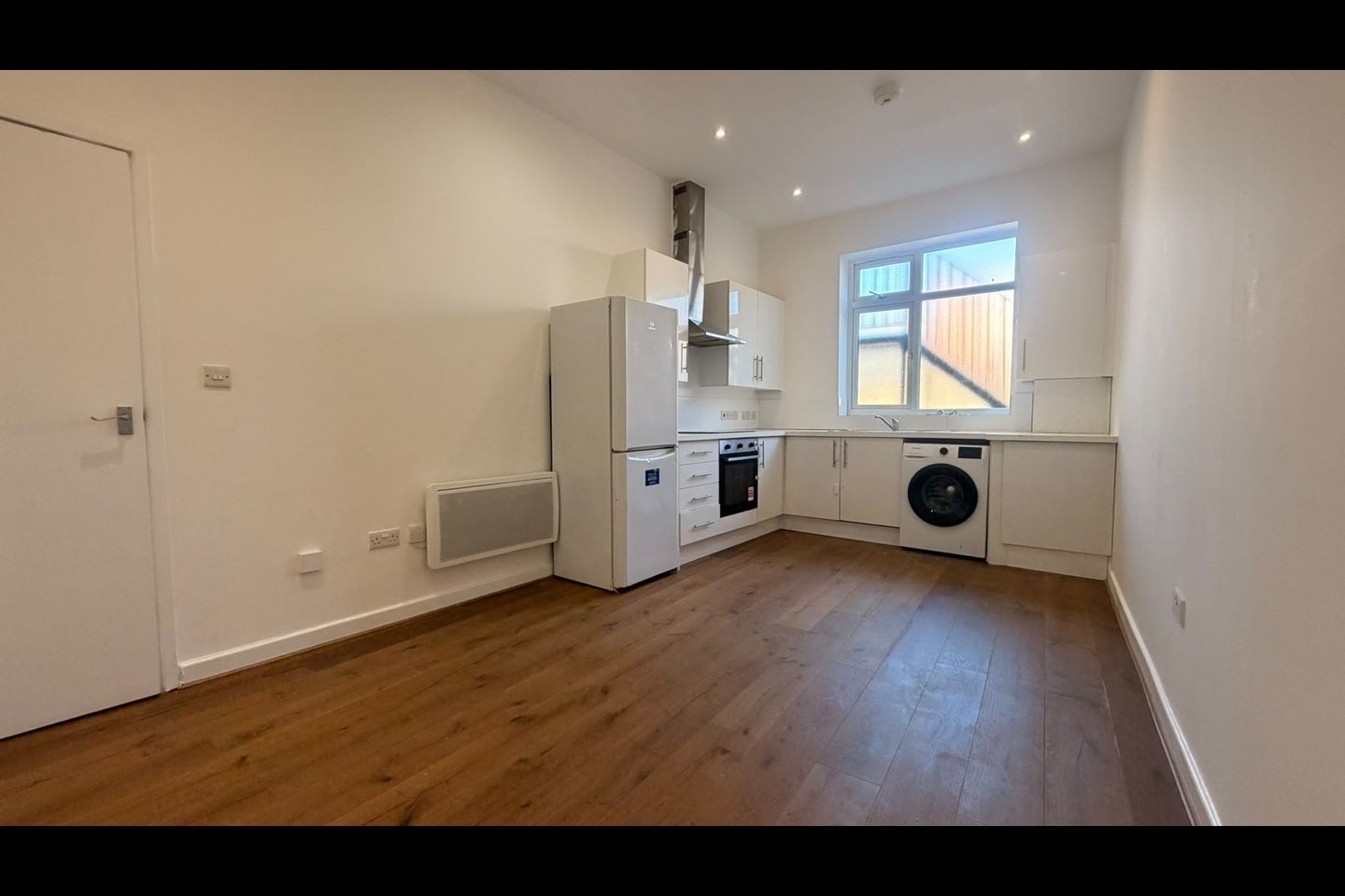 Flat Tooting High Street in Greater London