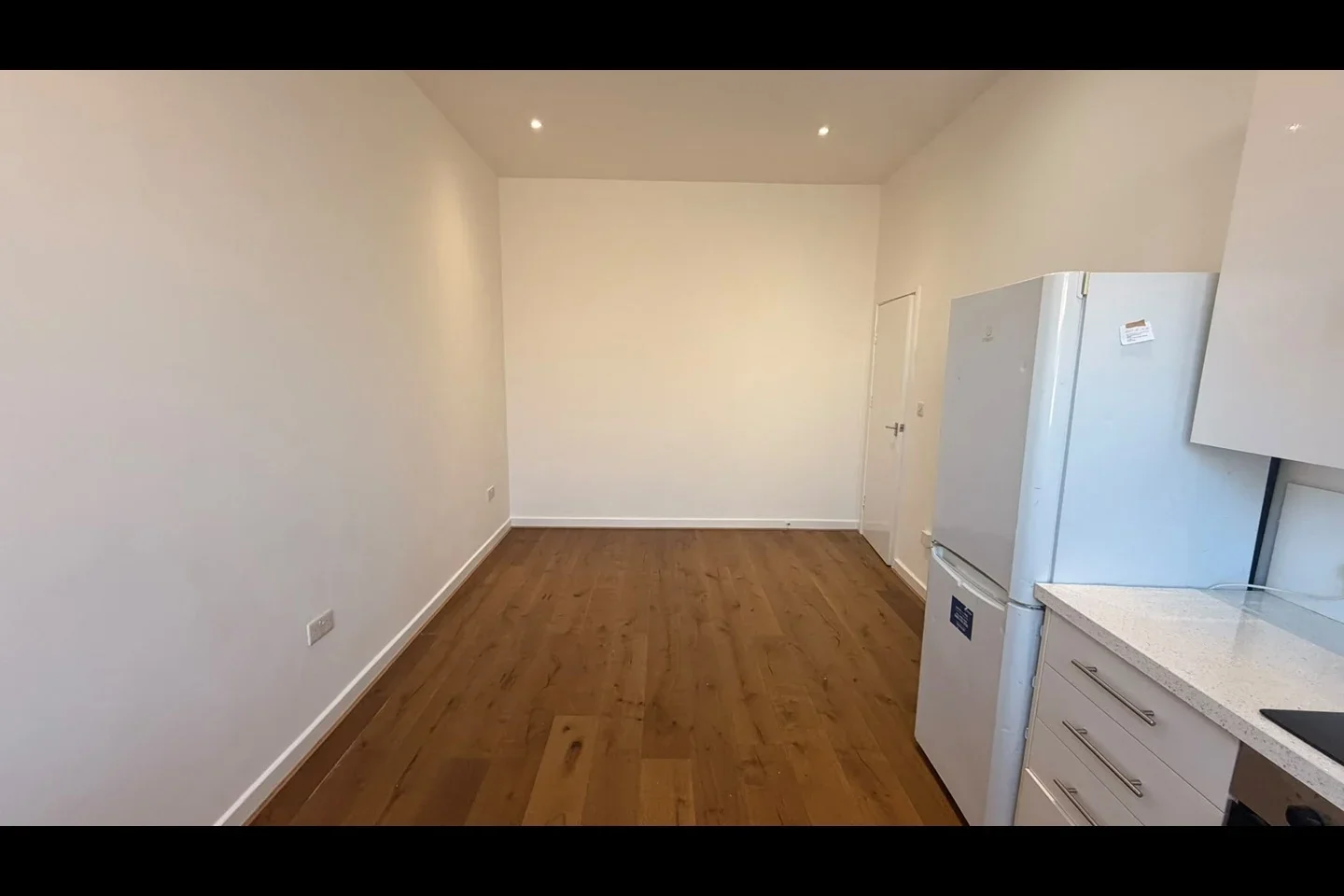 Flat Tooting High Street in Greater London