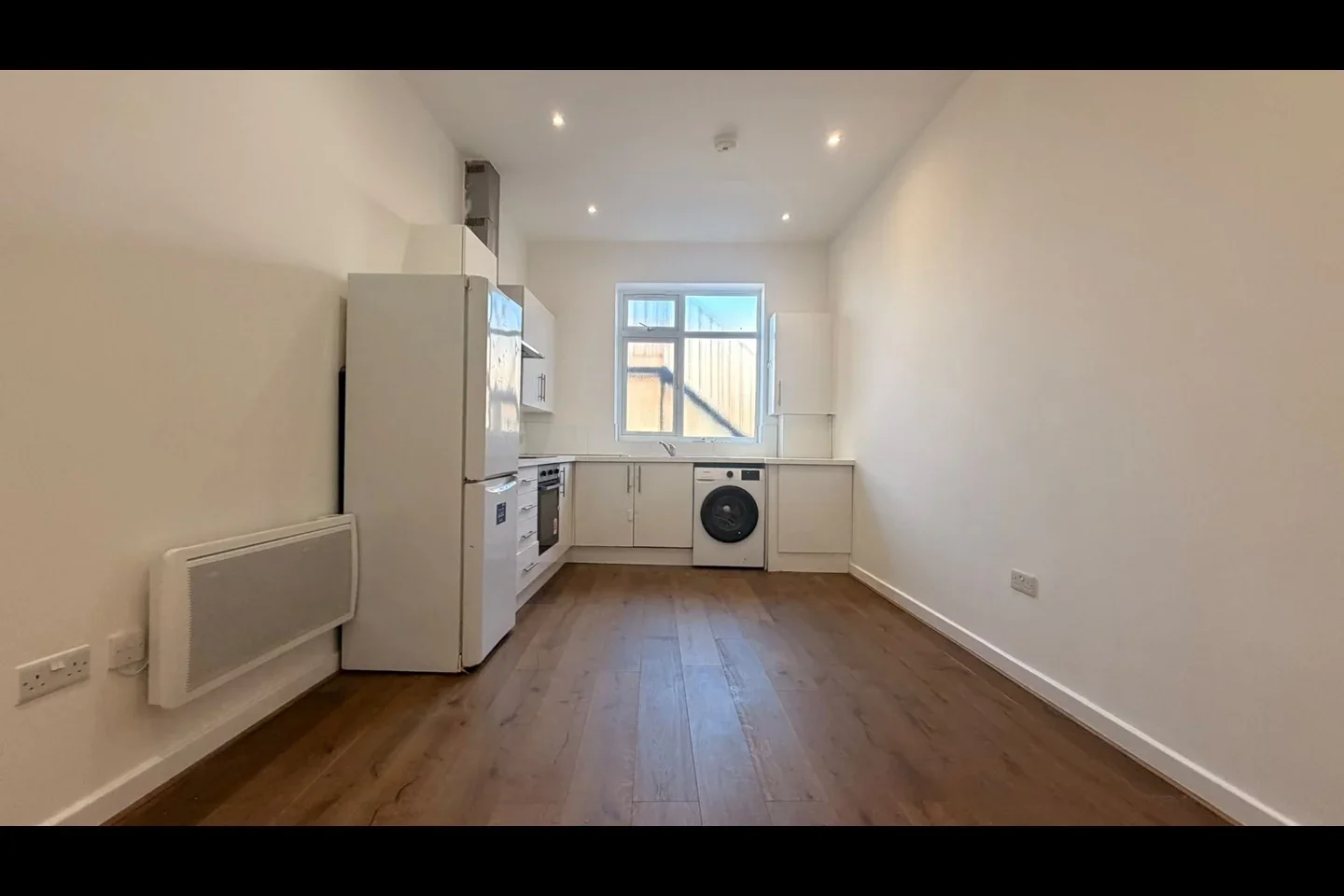 Flat Tooting High Street in Greater London