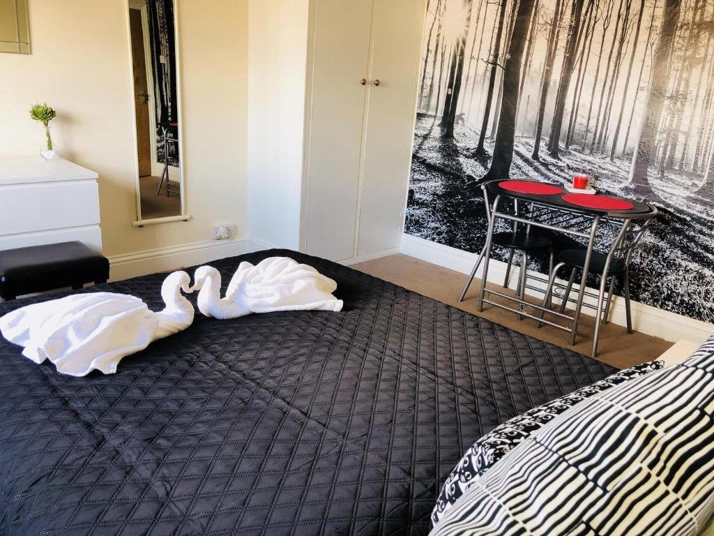 Room Rusland Park Road in Greater London