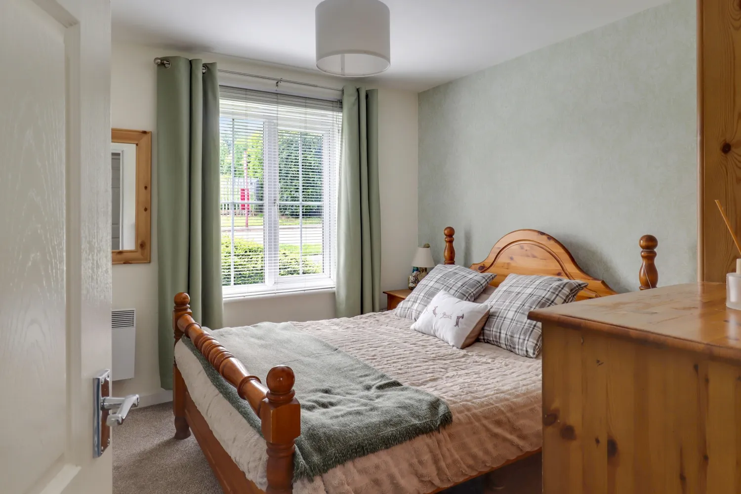 Flat Broadlands Place in Leeds