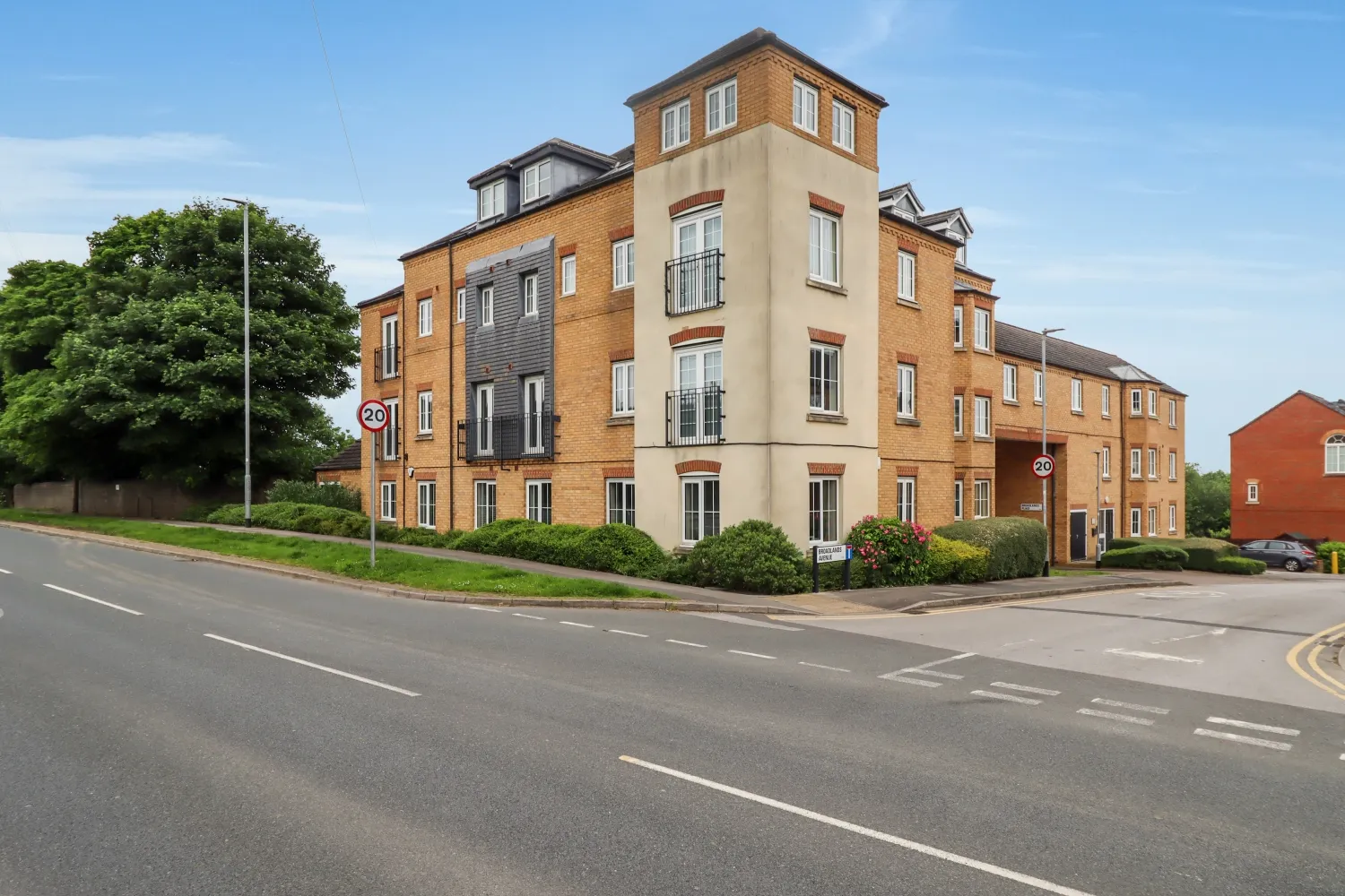 Flat Broadlands Place in Leeds