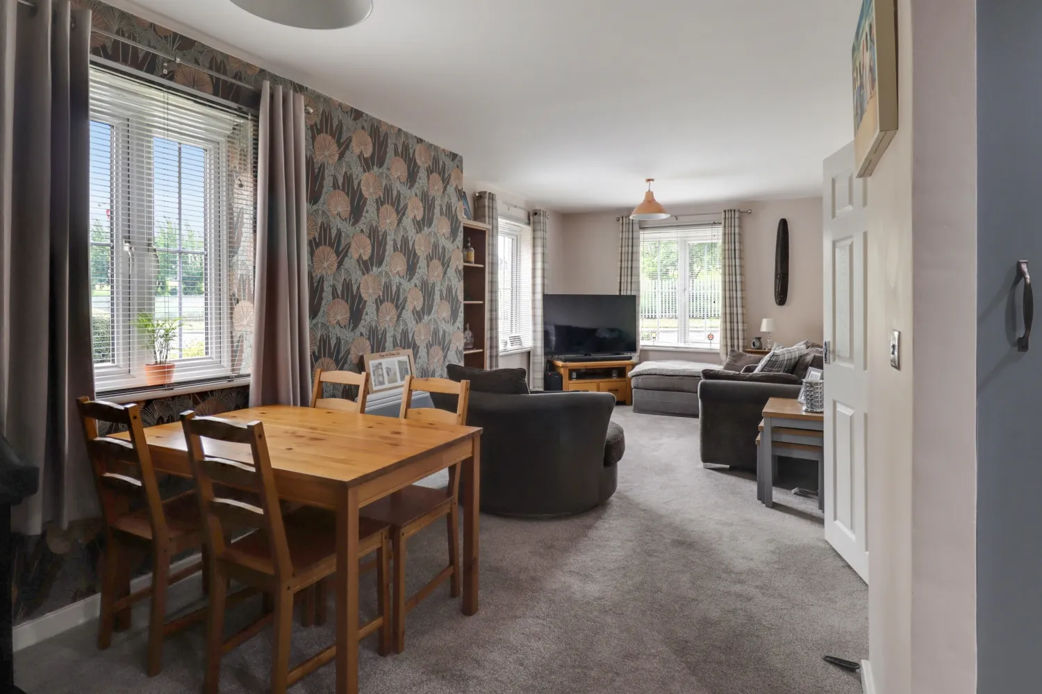 Flat Broadlands Place in Leeds