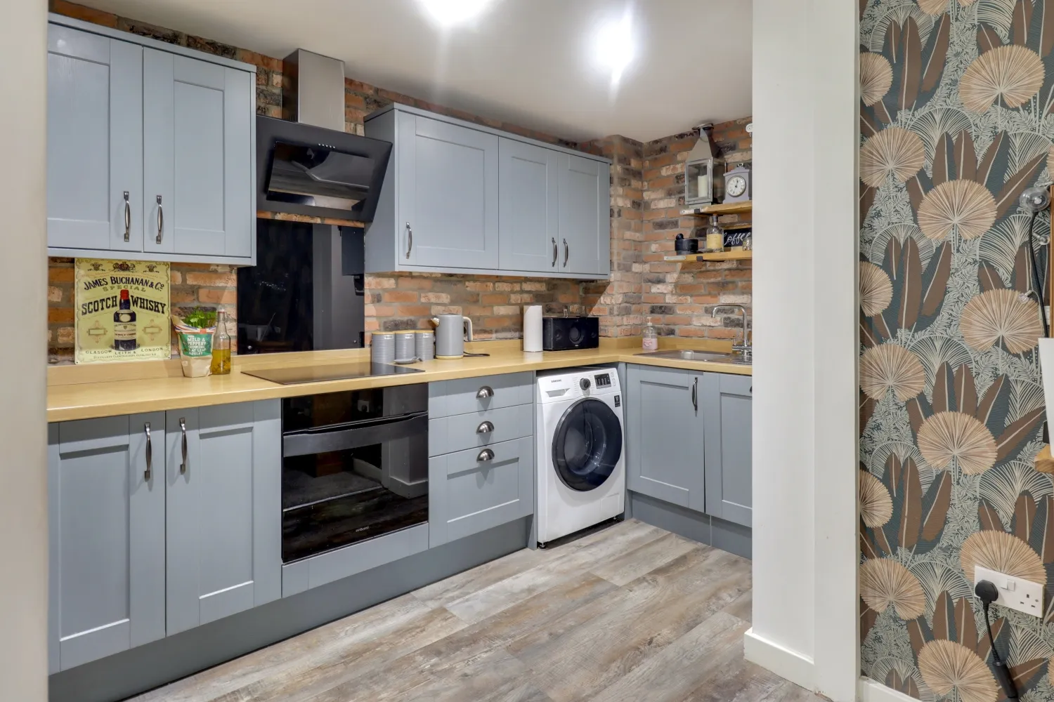 Flat Broadlands Place in Leeds