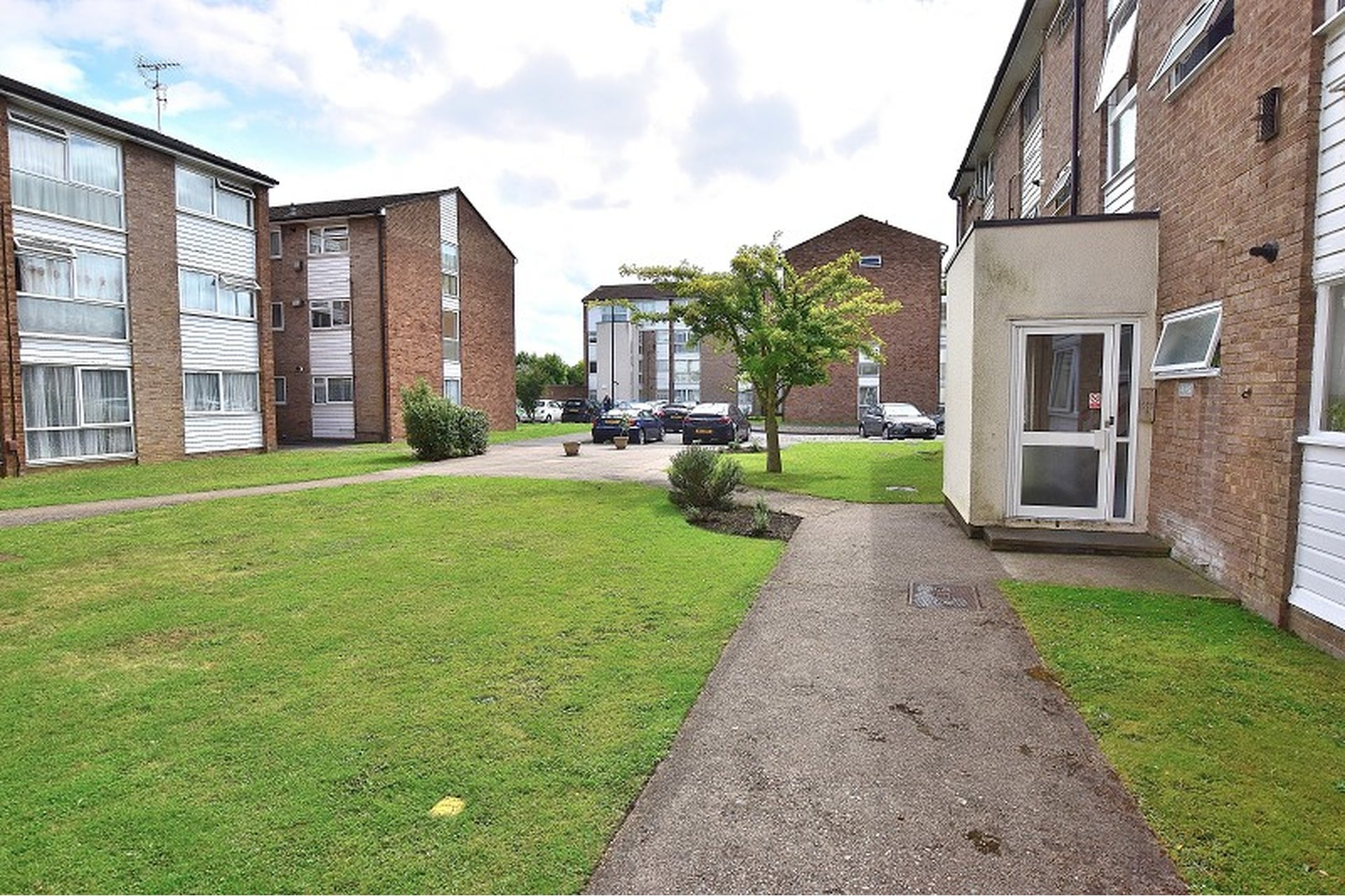 Flat Hedge Lane in Greater London