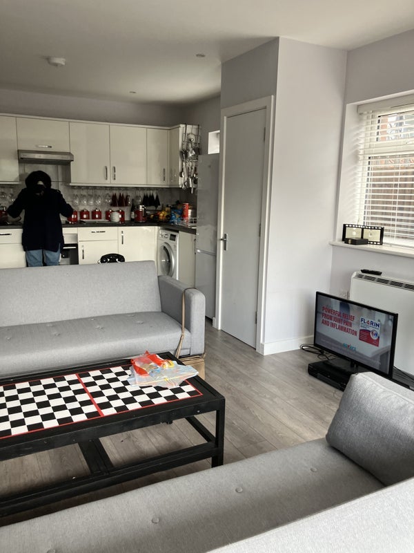 Room Pound Lane in Greater London