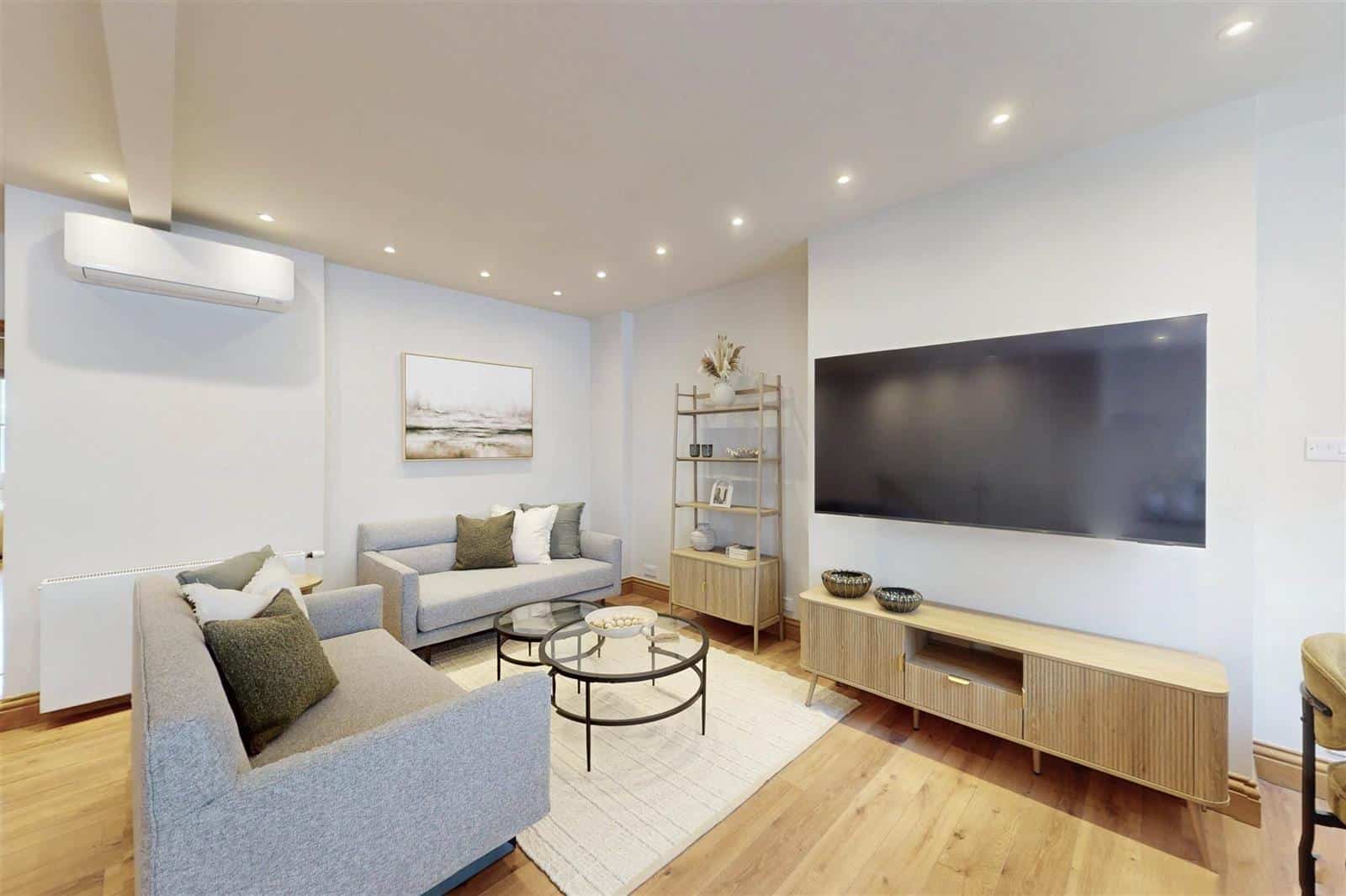 Flat Elvaston Mews in Greater London