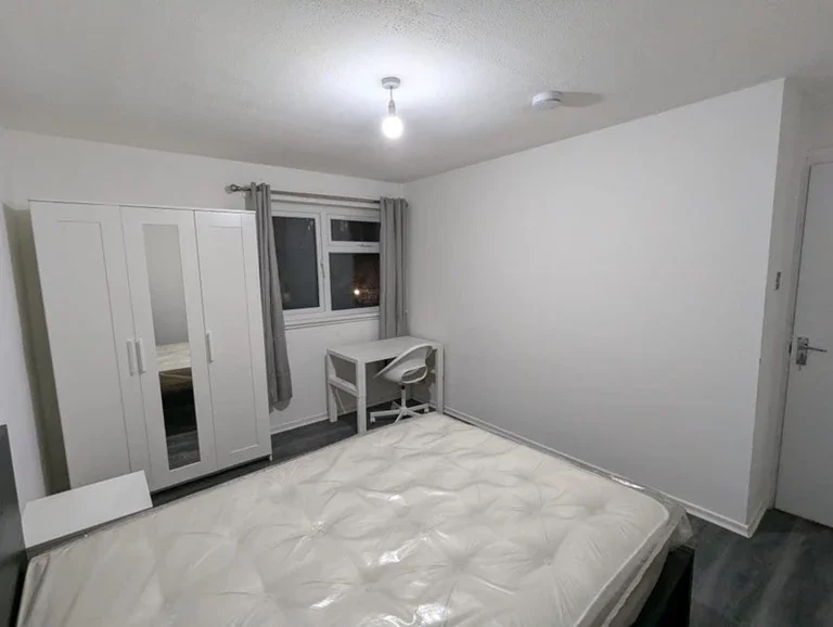 Room Cannon Street Road in Greater London