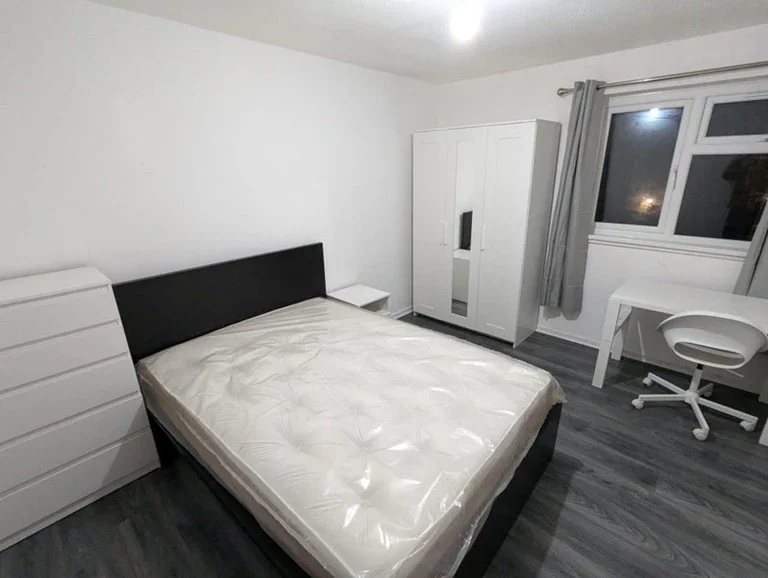 Room Cannon Street Road in Greater London