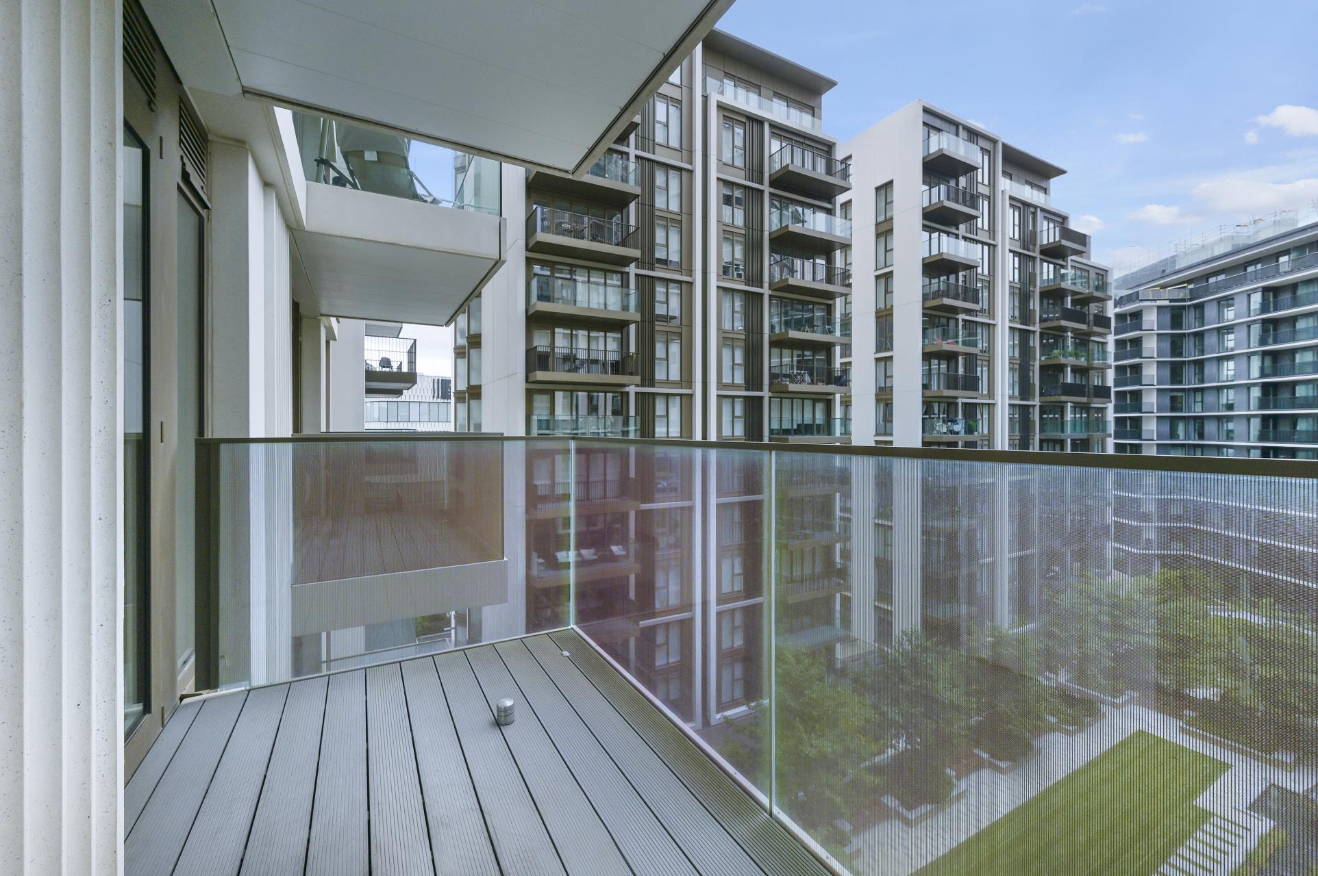 Flat Fountain Park Way in Greater London