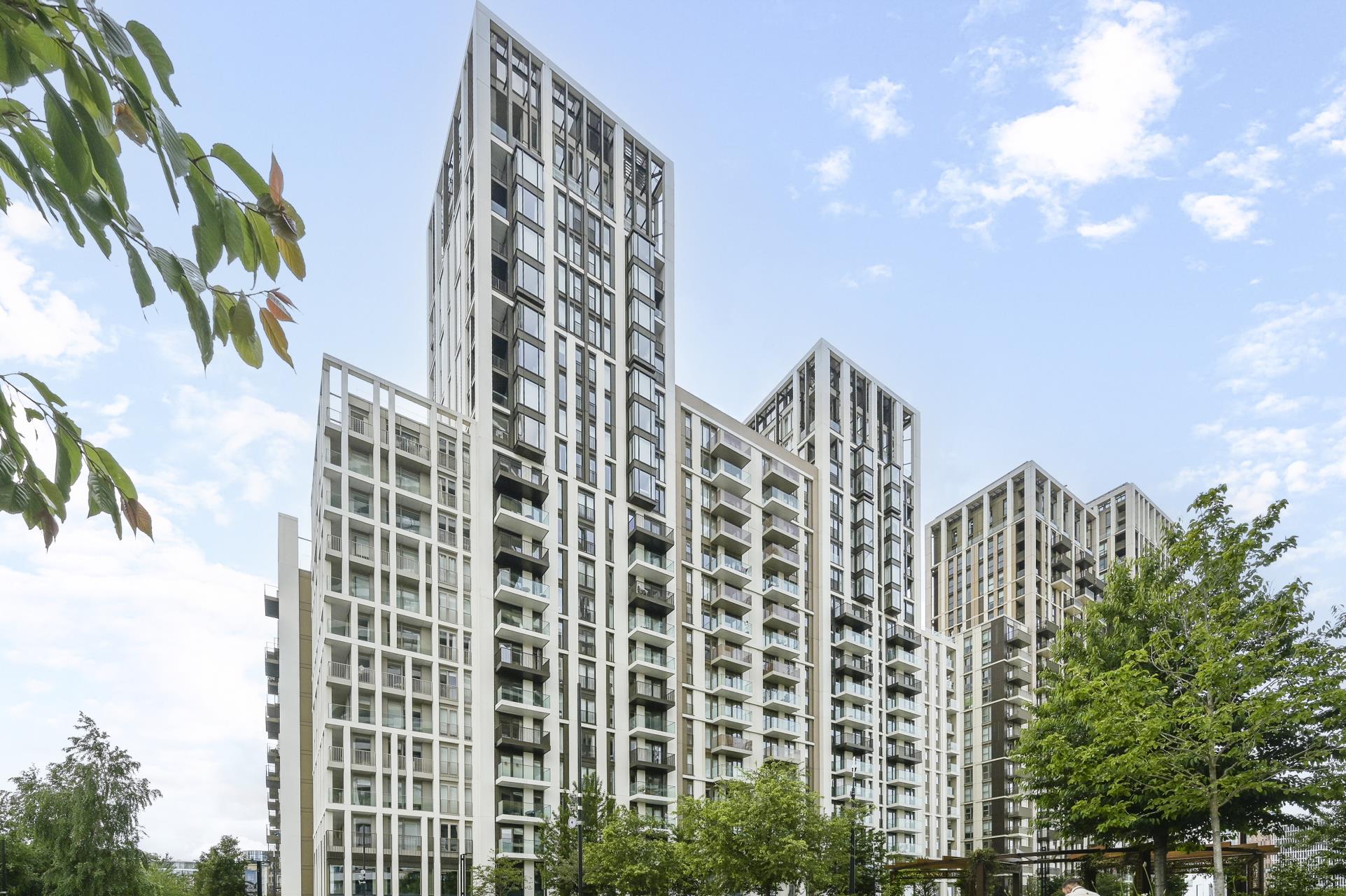 Flat Fountain Park Way in Greater London