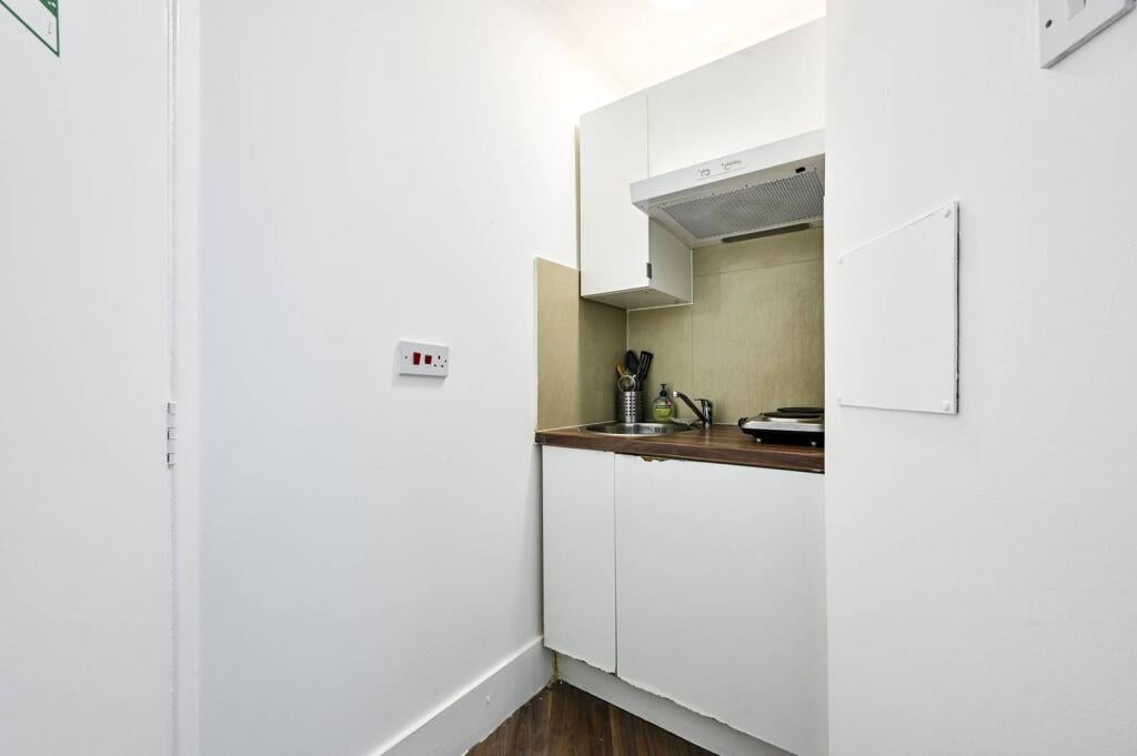 Flat Knaresborough Place in Greater London