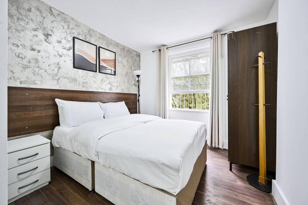 Flat Knaresborough Place in Greater London