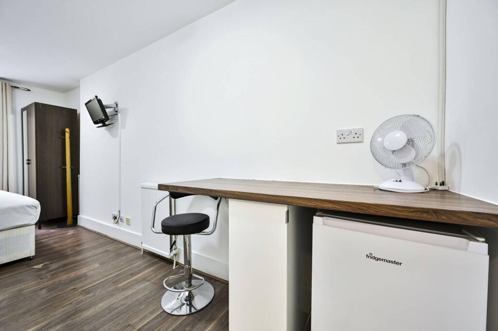 Flat Knaresborough Place in Greater London