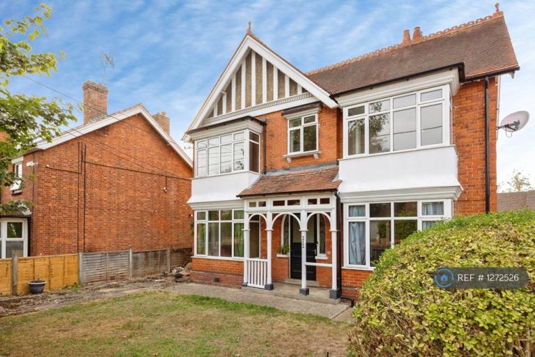 Flat Prospect Road in Rushmoor