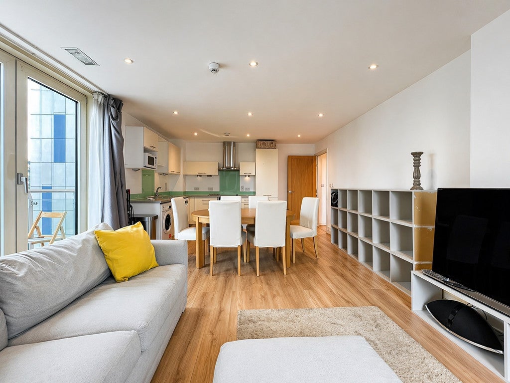 Flat Albert Embankment in Greater London