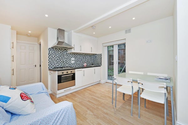 Flat Hawarden Grove in London