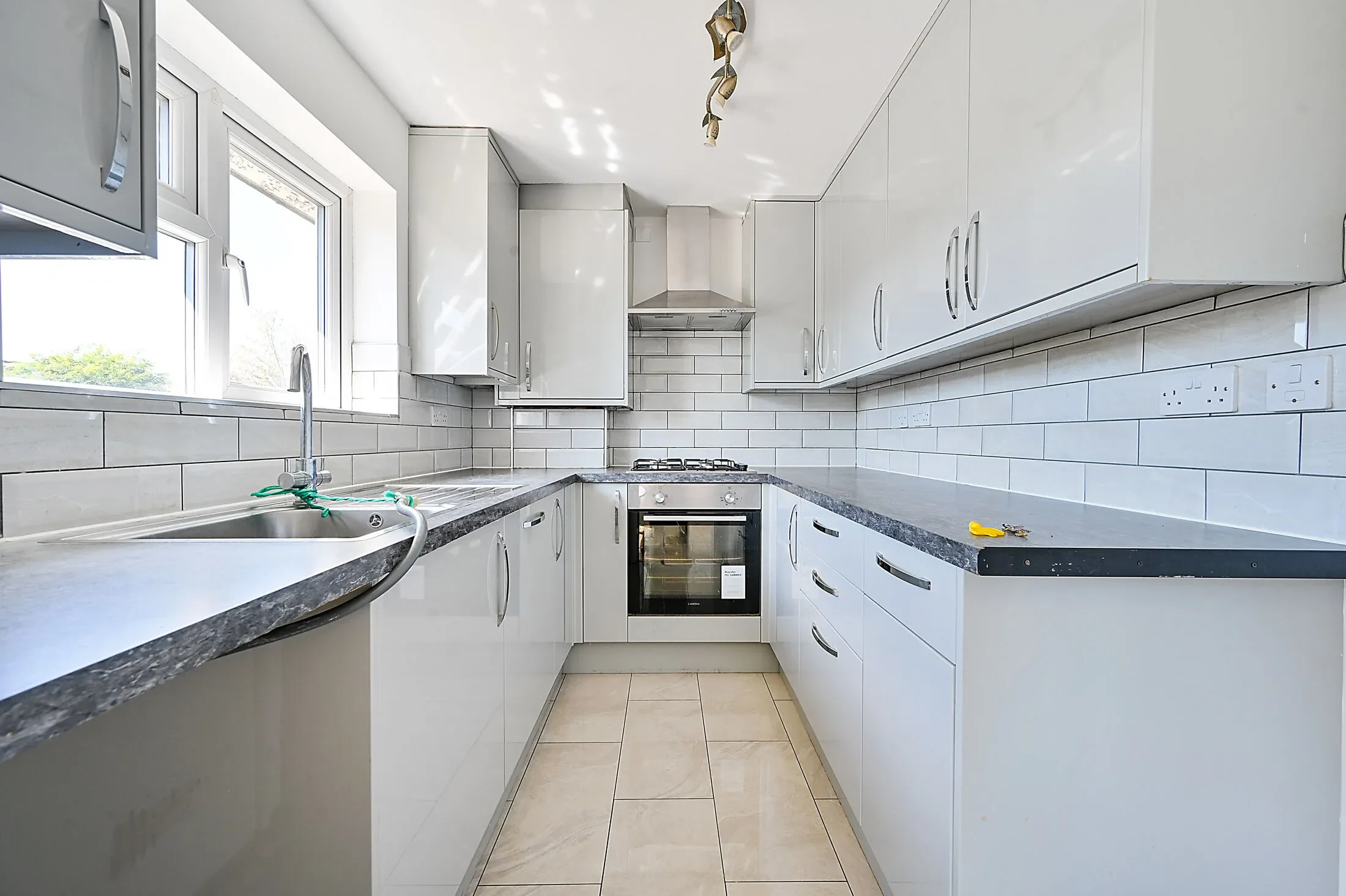 Flat Guernsey Close in Greater London