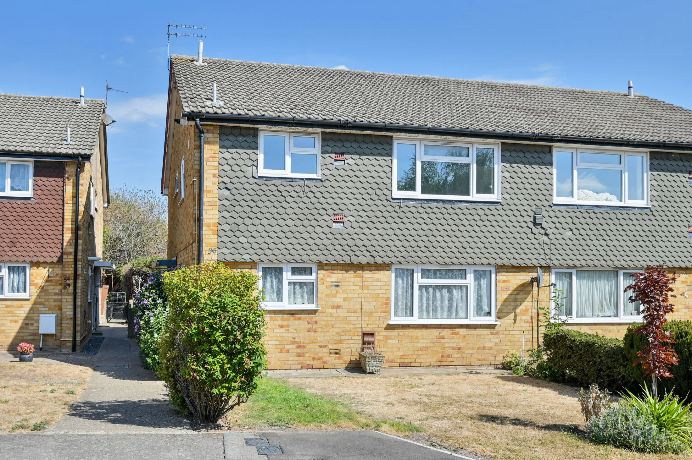 Flat Guernsey Close in Greater London