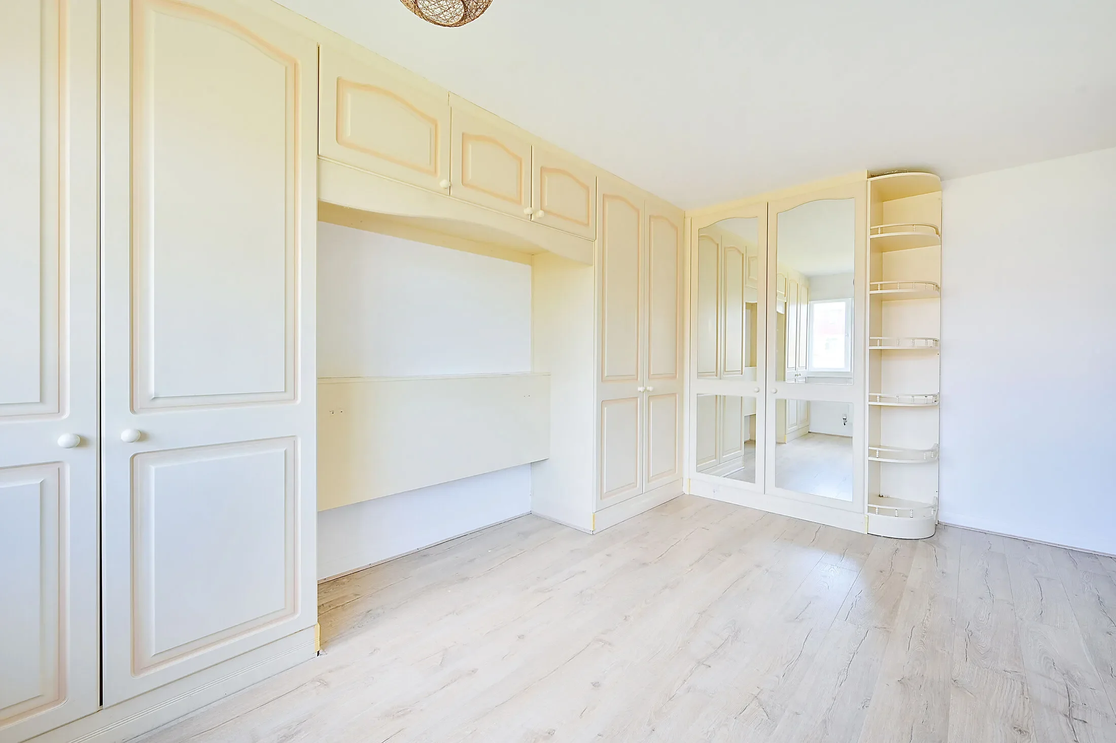 Flat Guernsey Close in Greater London