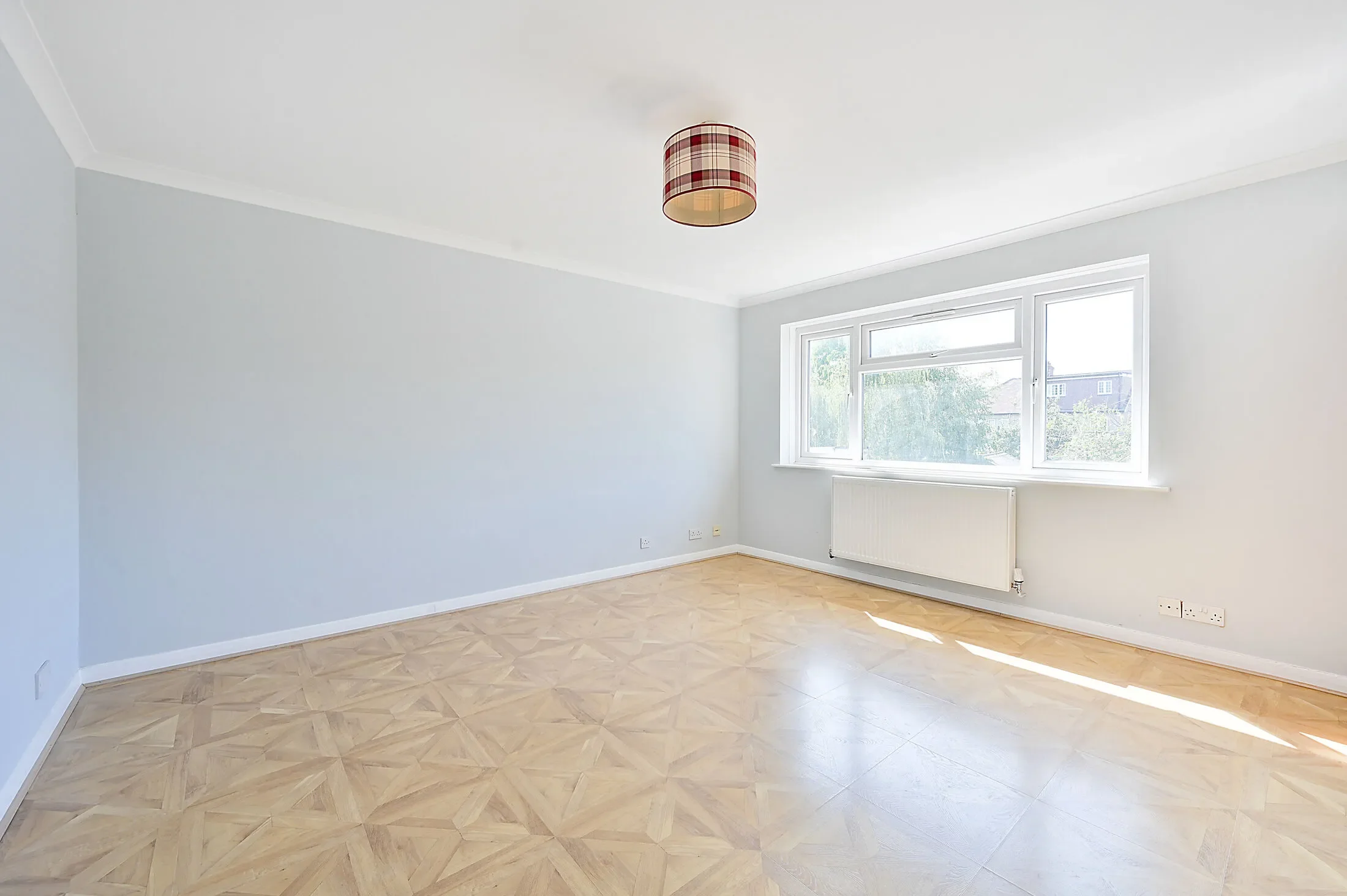 Flat Guernsey Close in Greater London