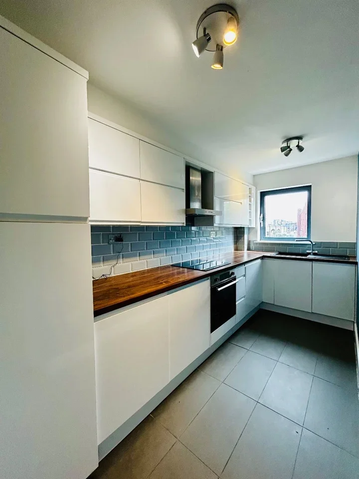 Flat Cable Street in Greater London