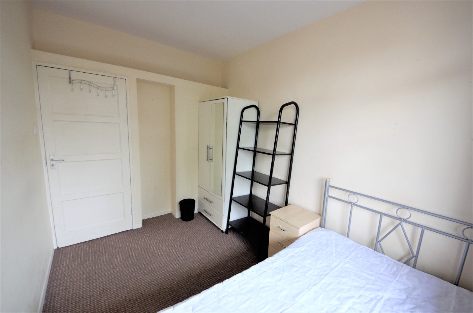 Flat Calshot Street in Greater London