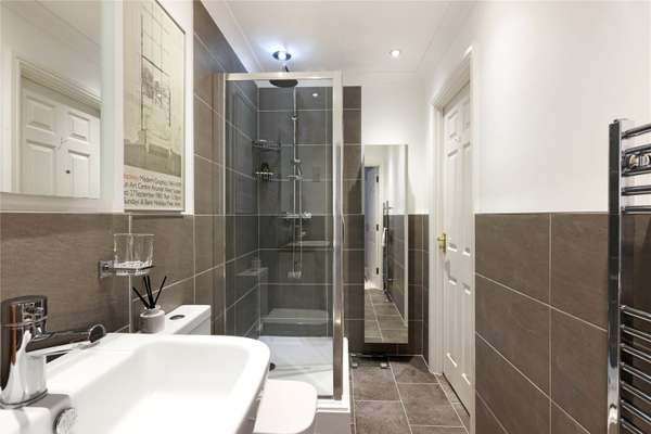 Flat Imperial Square in Cheltenham