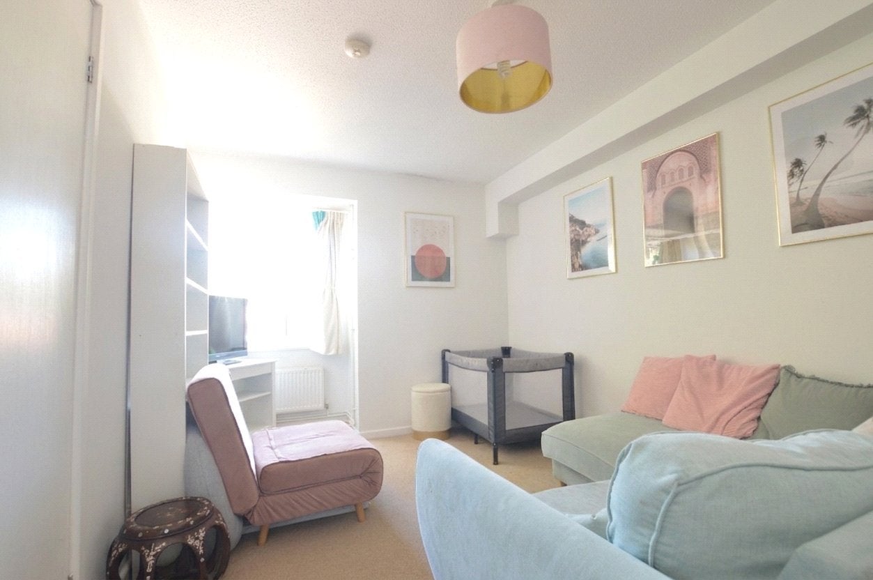 Flat Friars Avenue in Greater London