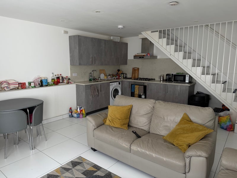 Room Farnan Road in Greater London