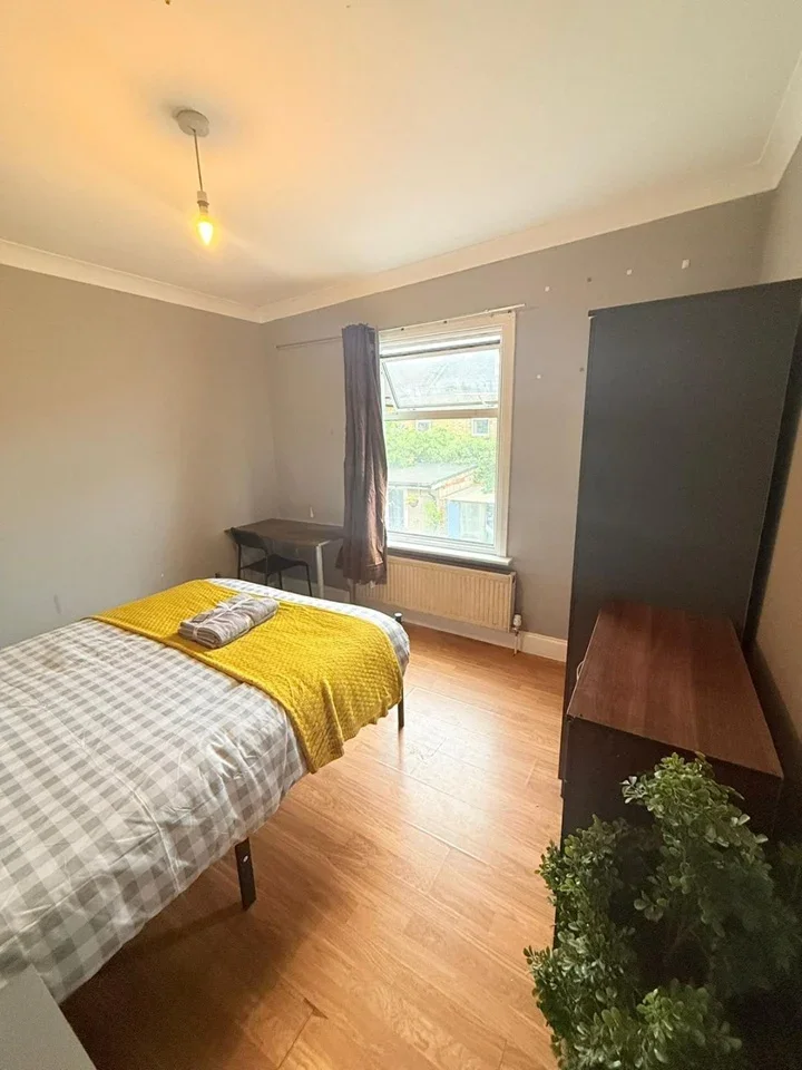 Room Windsor Road in Greater London