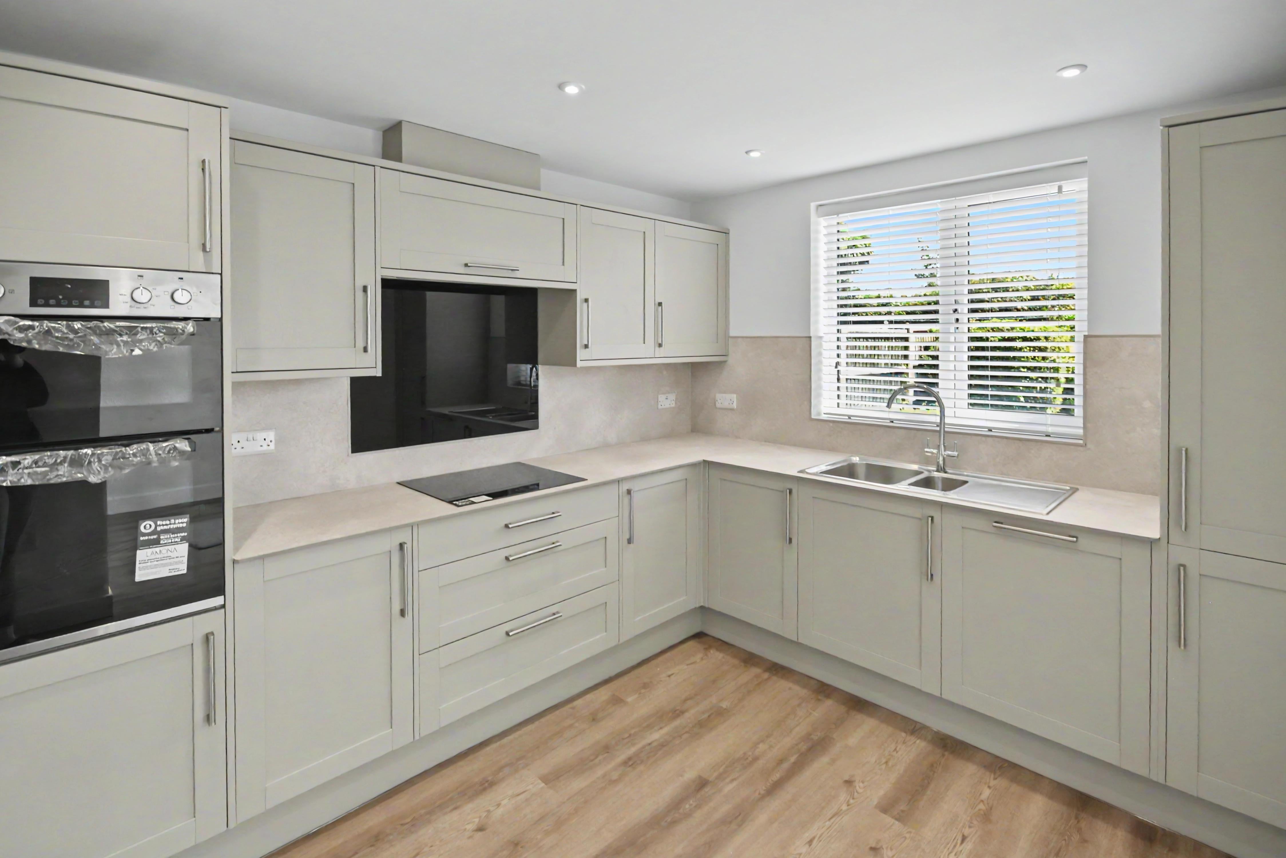 House Collingwood Avenue in Corby