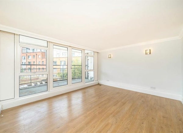 Flat Master Gunner Place in London