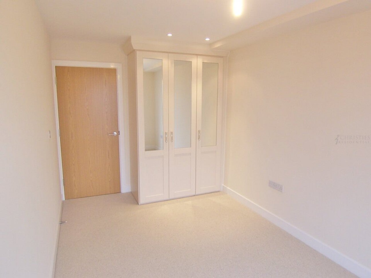 Flat Highbury Drive in Mole Valley