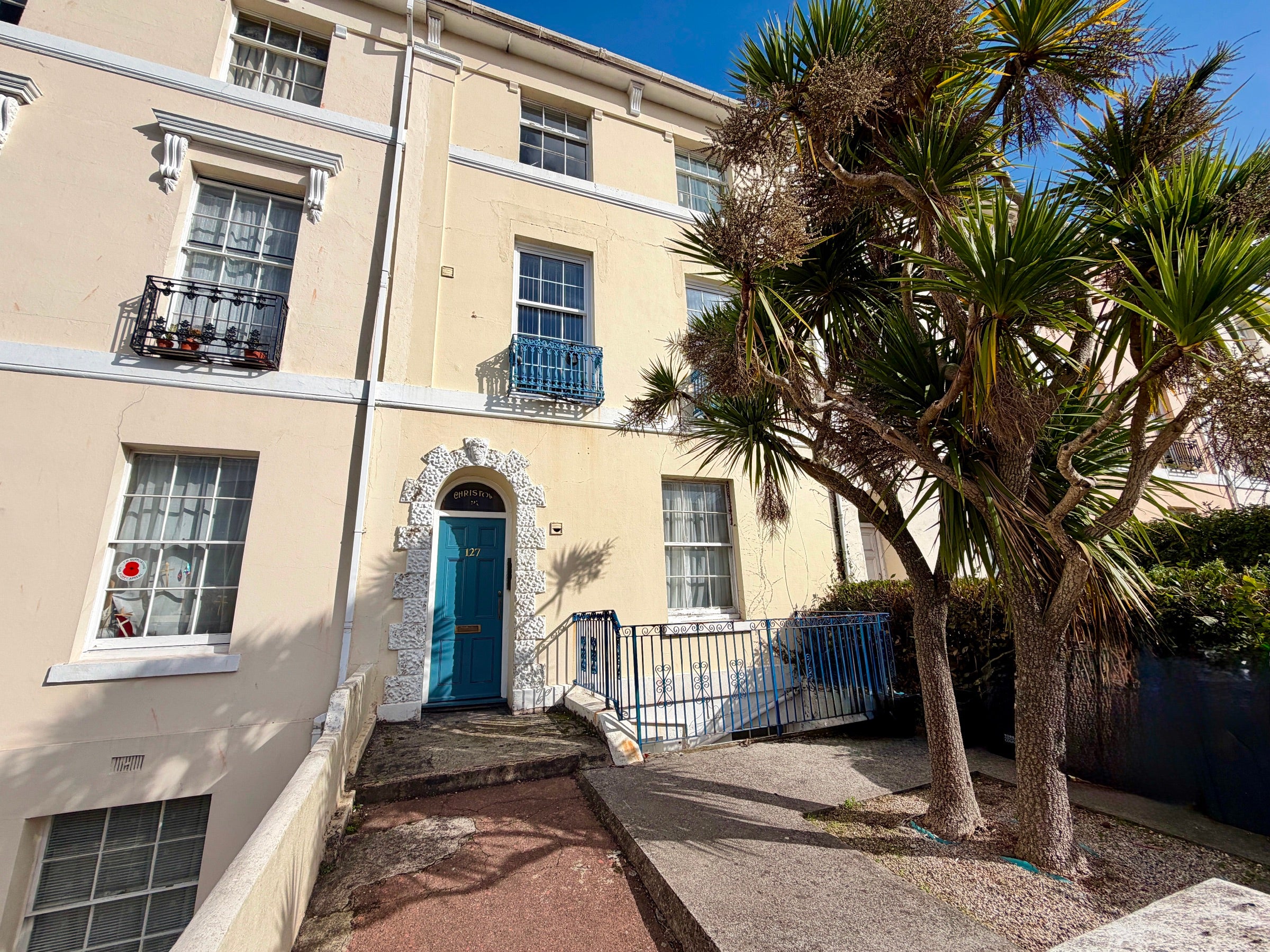 Flat Abbey Road in Torquay
