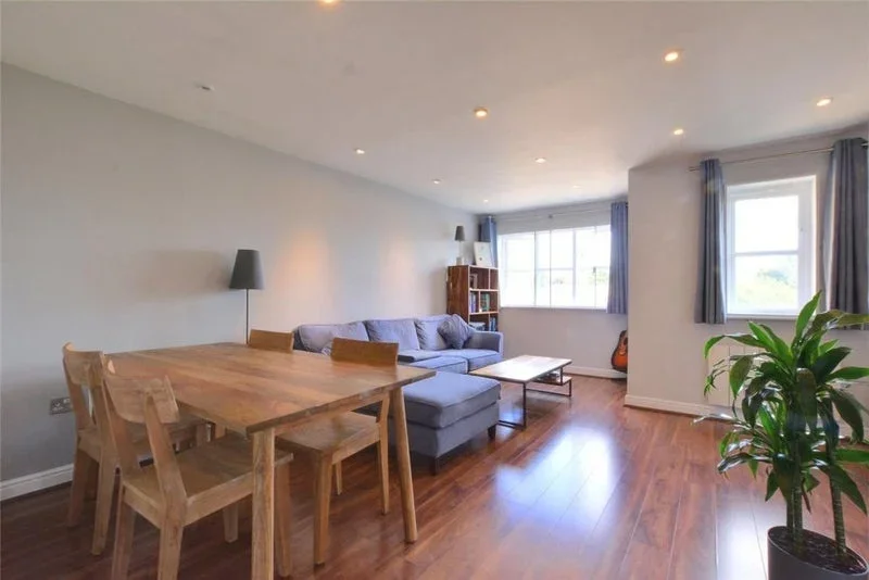Flat Thyme Close in Greater London