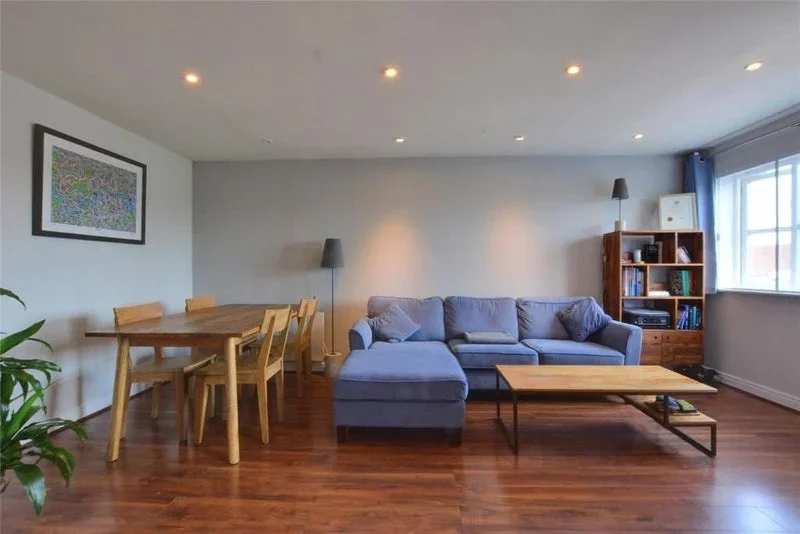 Flat Thyme Close in Greater London