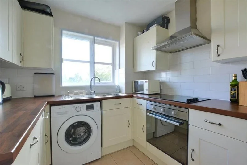 Flat Thyme Close in Greater London