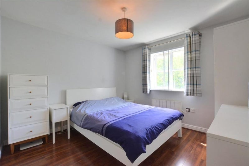 Flat Thyme Close in Greater London