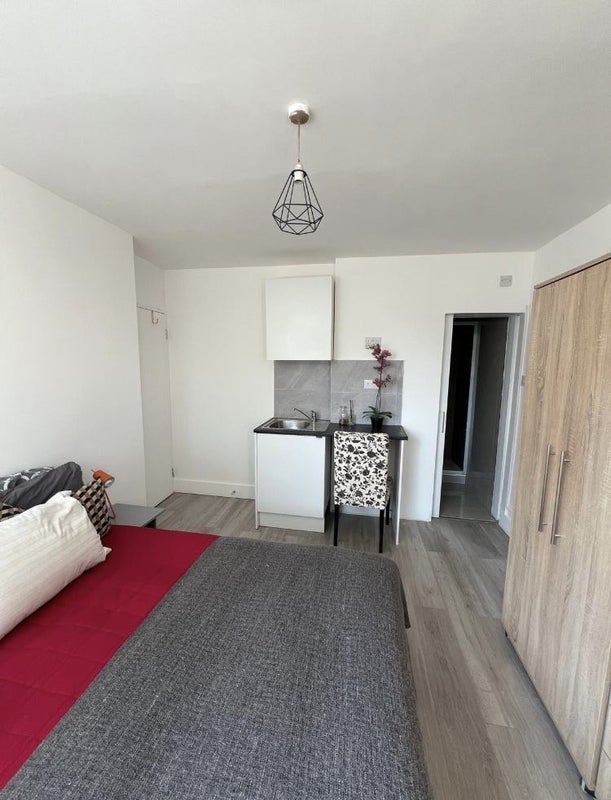 Room Barrington Road in Greater London