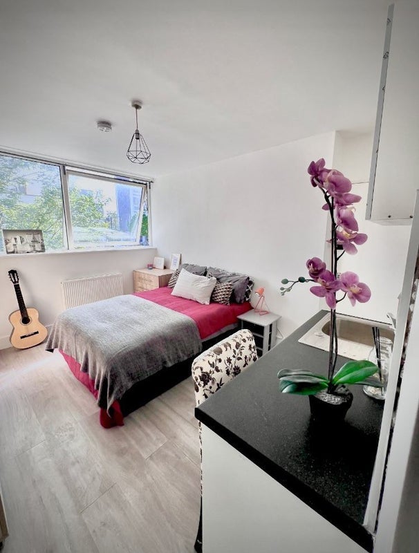 Room Barrington Road in Greater London