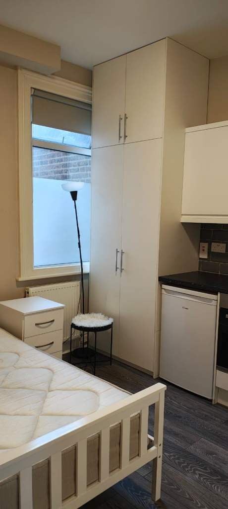 Flat Russell Road in Greater London