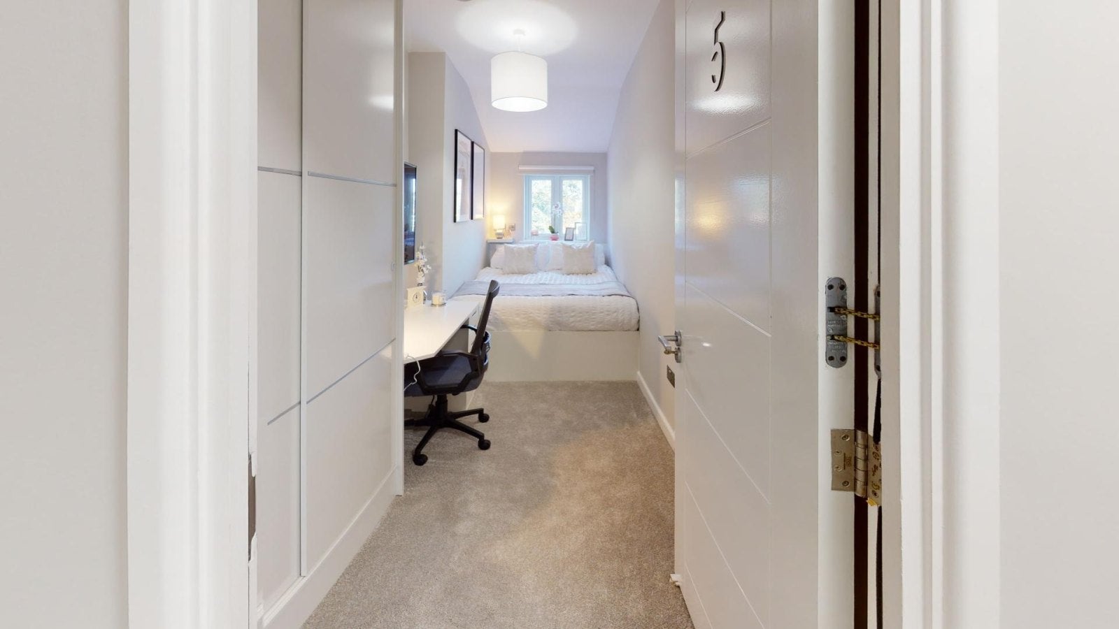 Room Heeley Road in Birmingham