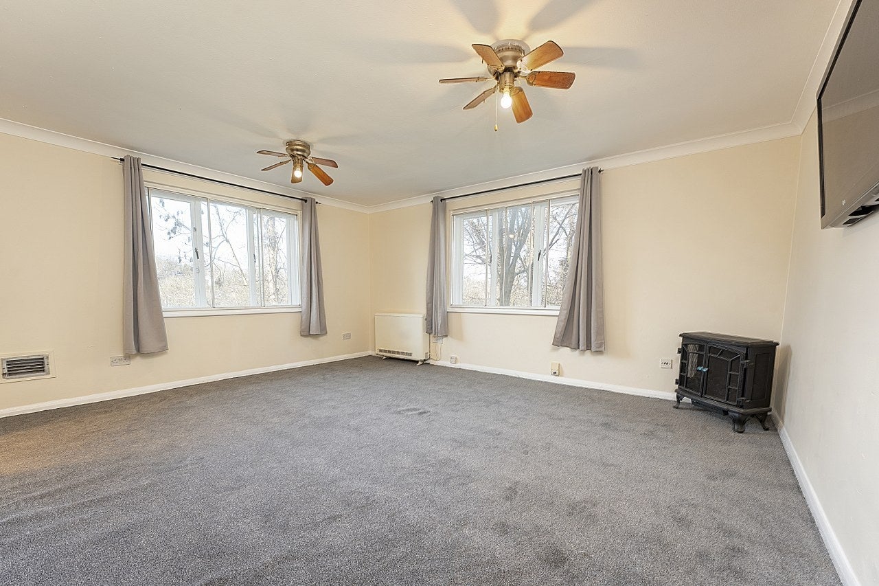 Flat Fairbairn Close in Greater London