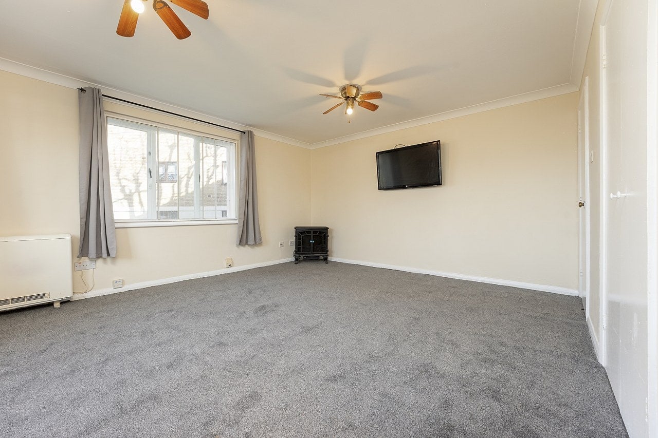 Flat Fairbairn Close in Greater London