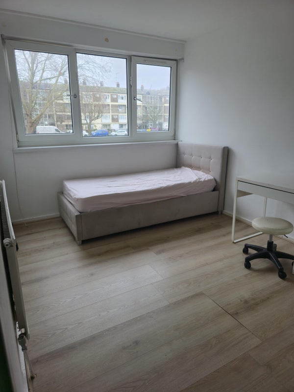 Room Smythe Street in Greater London