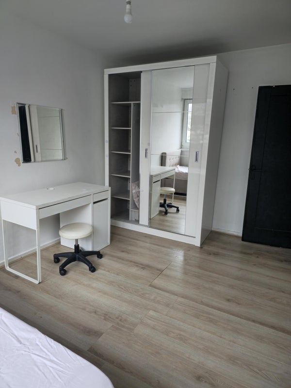 Room Smythe Street in Greater London