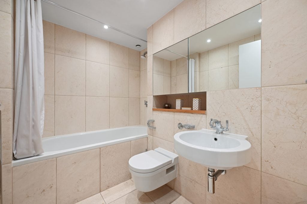 Flat Queenstown Road in Greater London